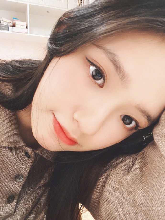 林允分享十八宫格自拍 奶茶系妆容搭微卷长发显温柔清新