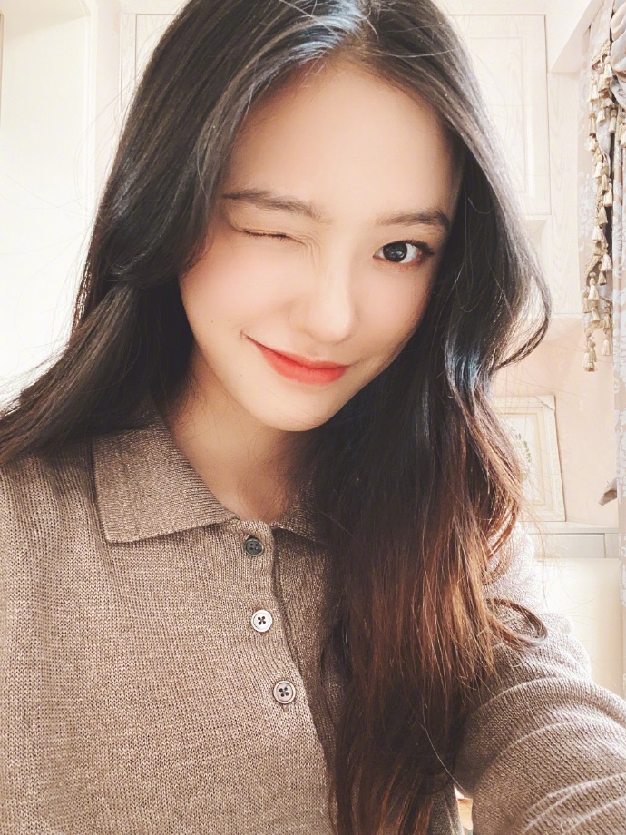 林允分享十八宫格自拍 奶茶系妆容搭微卷长发显温柔清新