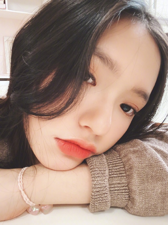 林允分享十八宫格自拍 奶茶系妆容搭微卷长发显温柔清新