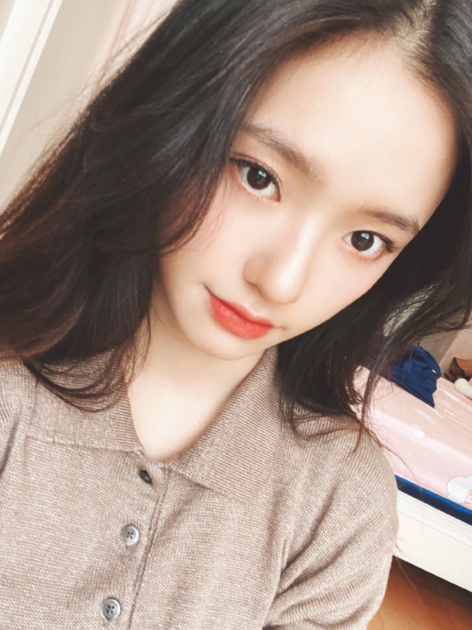 林允分享十八宫格自拍 奶茶系妆容搭微卷长发显温柔清新