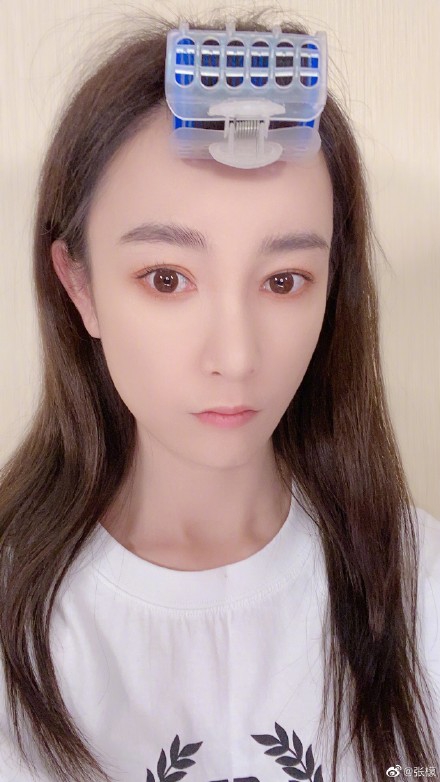 张檬晒妆前妆后对比照 樱桃红唇配波浪卷发甜美可人