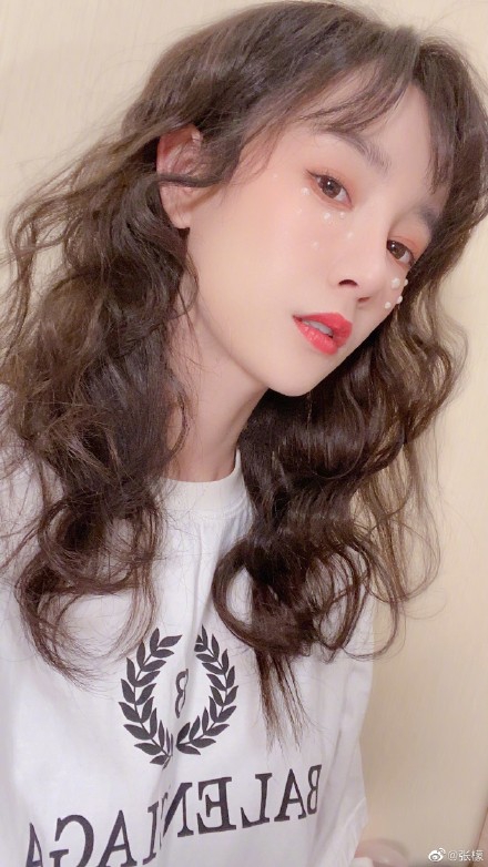 张檬晒妆前妆后对比照 樱桃红唇配波浪卷发甜美可人