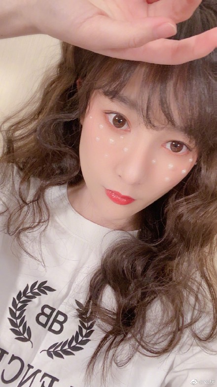 张檬晒妆前妆后对比照 樱桃红唇配波浪卷发甜美可人