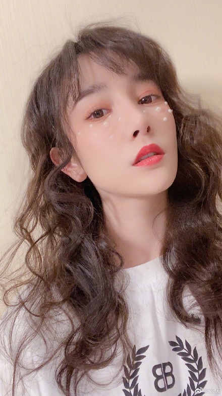 张檬晒妆前妆后对比照 樱桃红唇配波浪卷发甜美可人