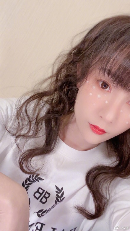 张檬晒妆前妆后对比照 樱桃红唇配波浪卷发甜美可人