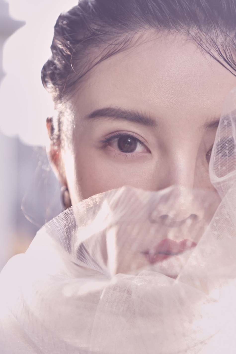 徐冬冬最新杂志写真曝光 烈焰红唇不惧怼脸魅力十足