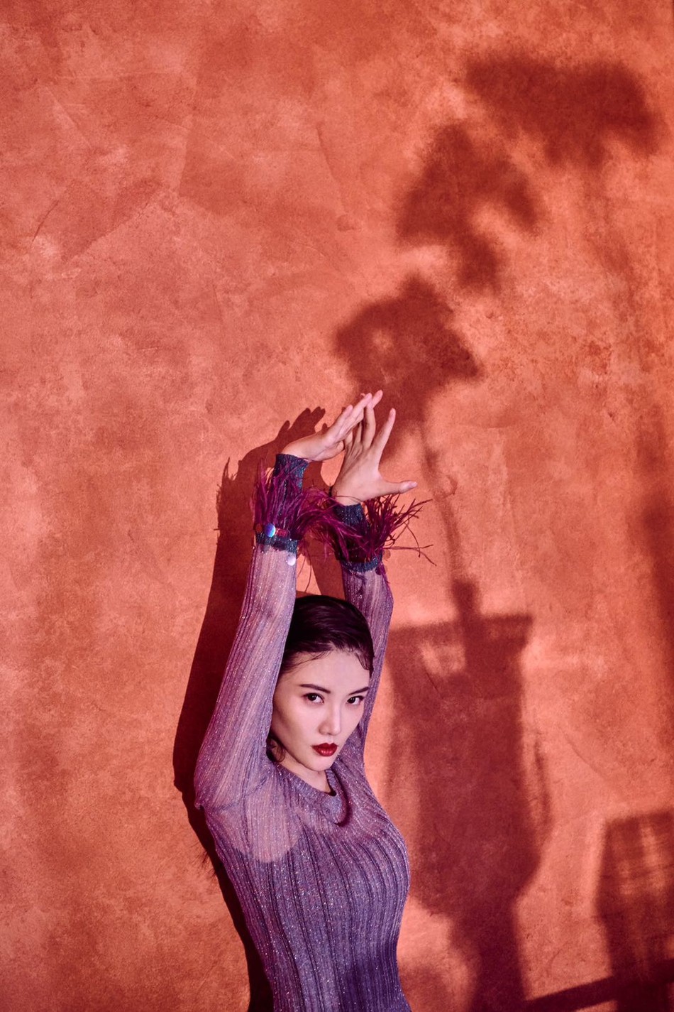 徐冬冬最新杂志写真曝光 烈焰红唇不惧怼脸魅力十足