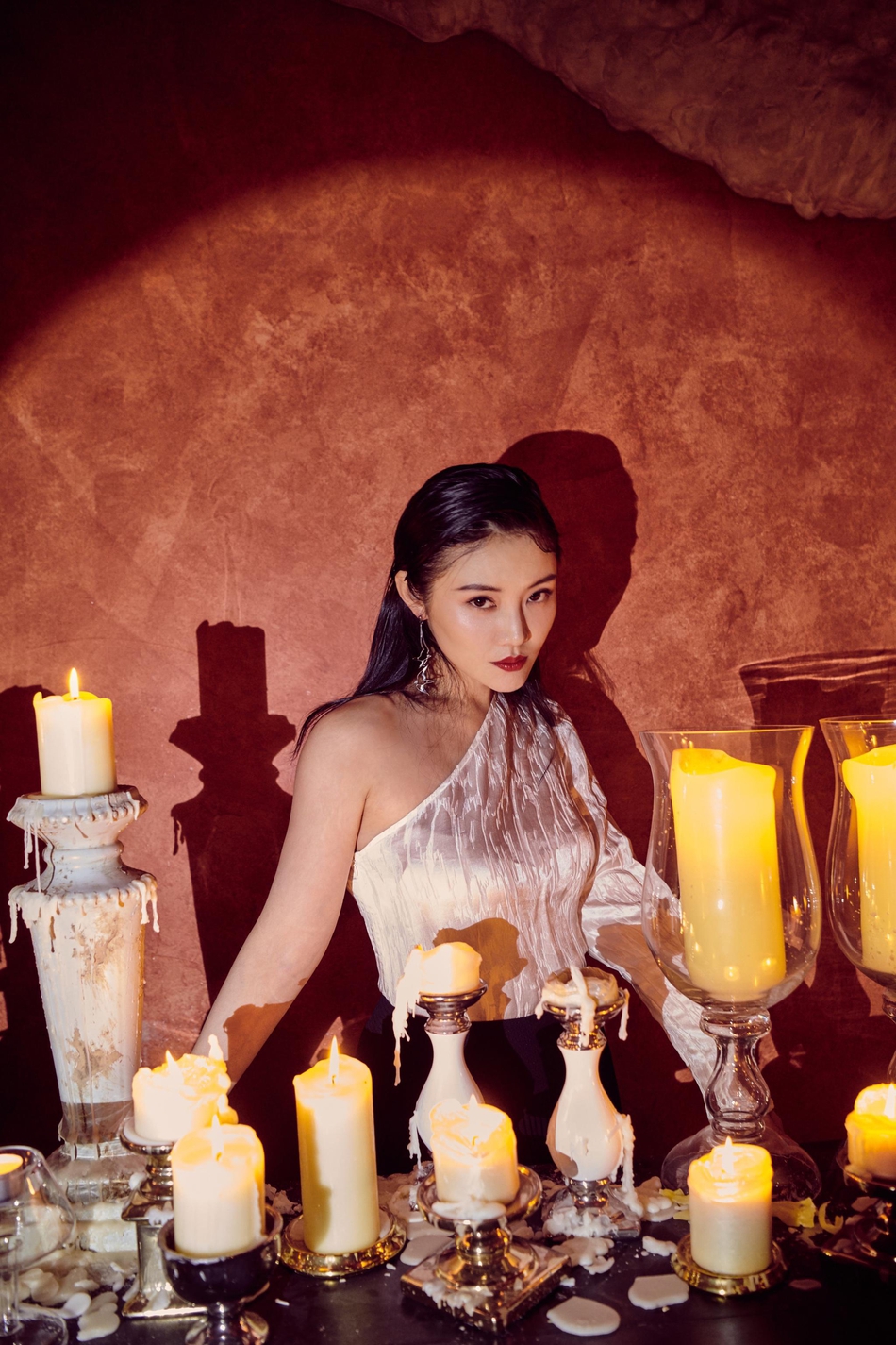 徐冬冬最新杂志写真曝光 烈焰红唇不惧怼脸魅力十足