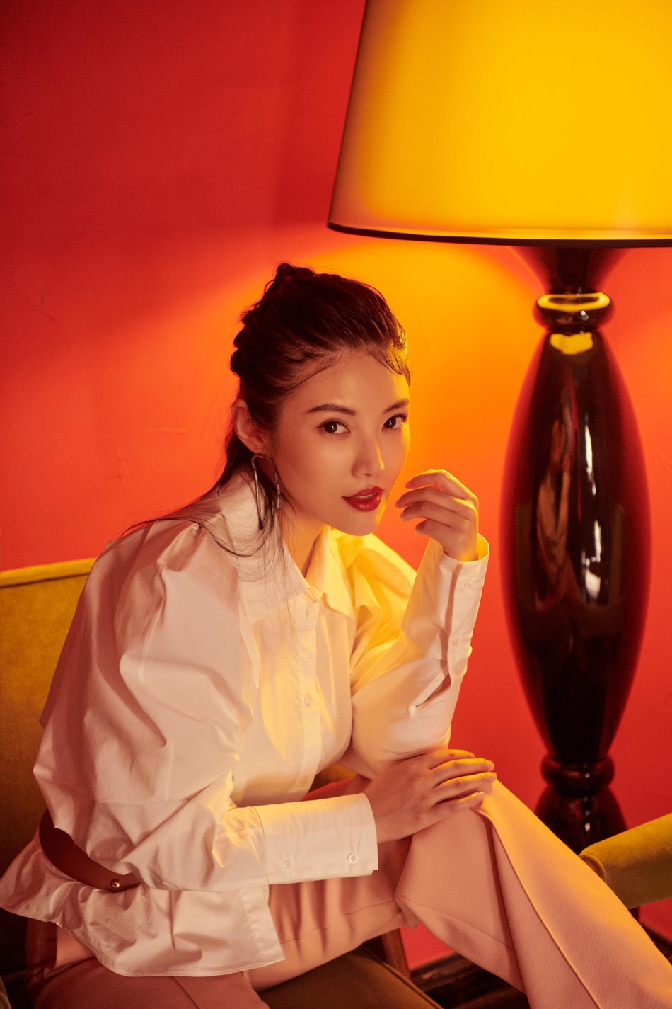 徐冬冬最新杂志写真曝光 烈焰红唇不惧怼脸魅力十足