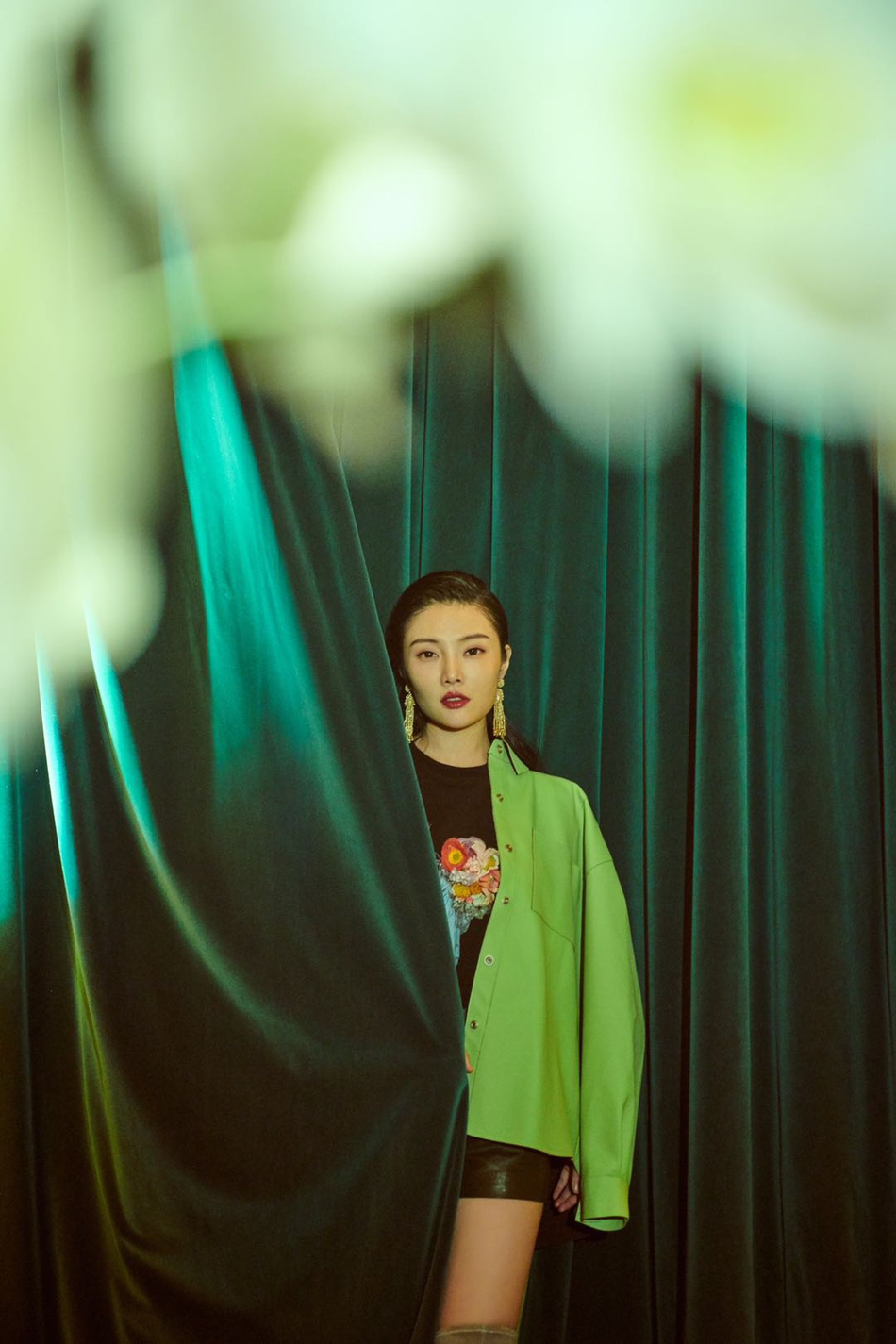 徐冬冬最新杂志写真曝光 烈焰红唇不惧怼脸魅力十足