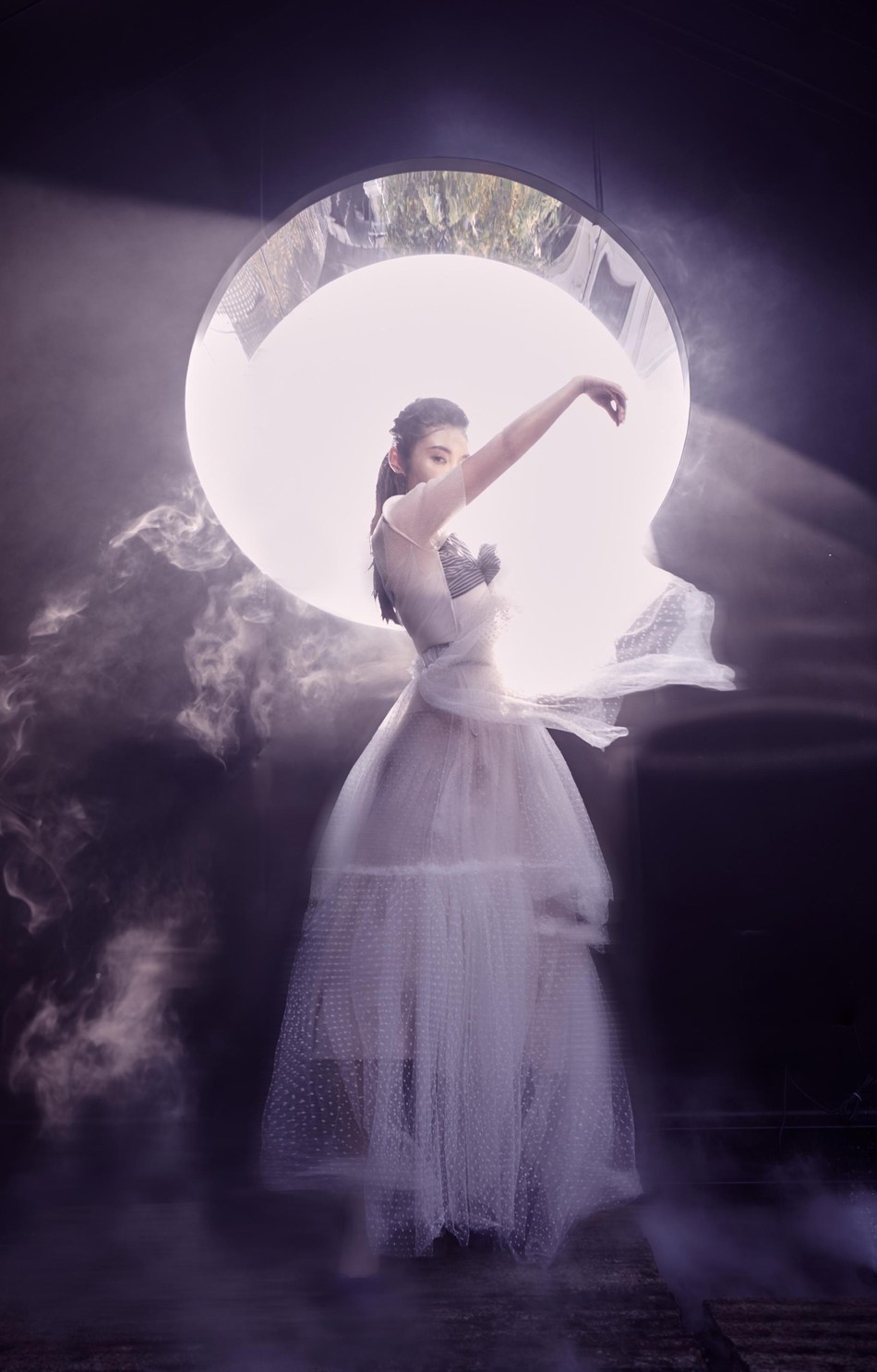 徐冬冬最新杂志写真曝光 烈焰红唇不惧怼脸魅力十足