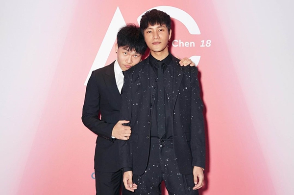 陈坤儿子罕见晒父子合影 陈坤宠溺留言：想我了？