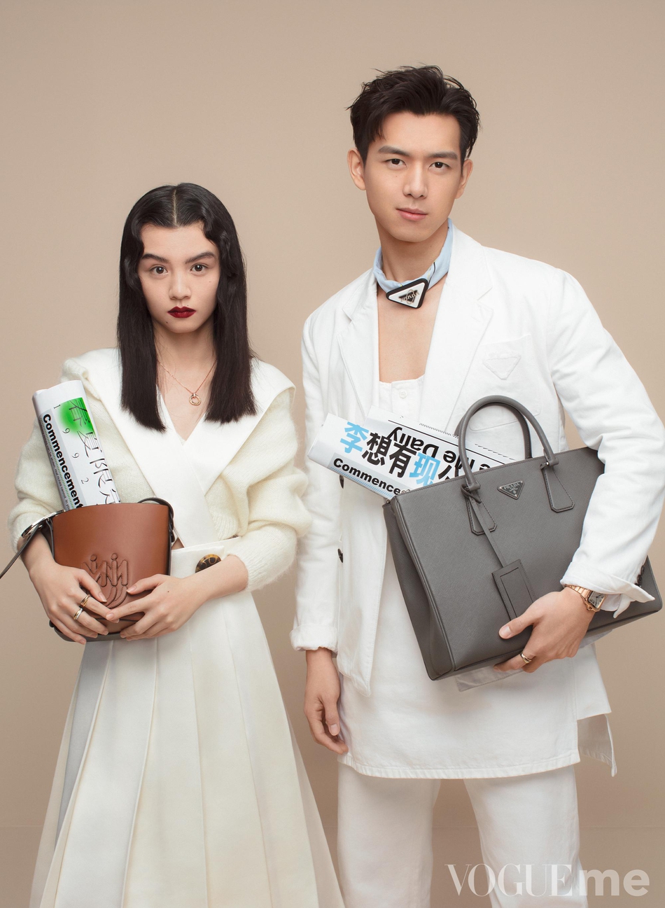 李现携手春夏登杂志封面 两人动作默契统一表现力十足