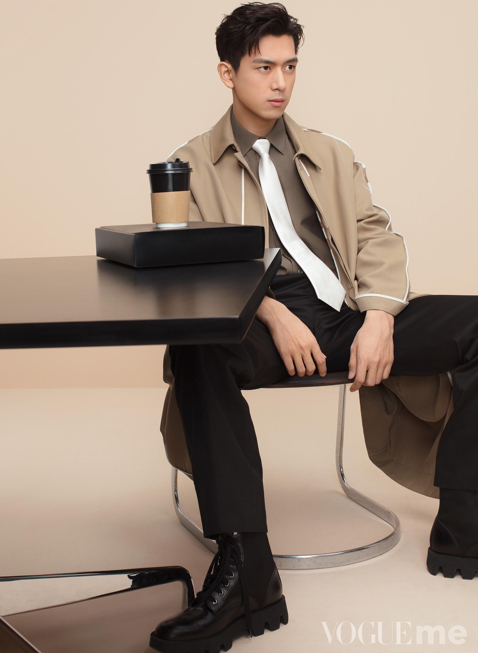 李现携手春夏登杂志封面 两人动作默契统一表现力十足