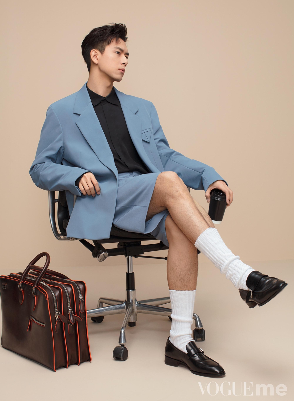 李现携手春夏登杂志封面 两人动作默契统一表现力十足