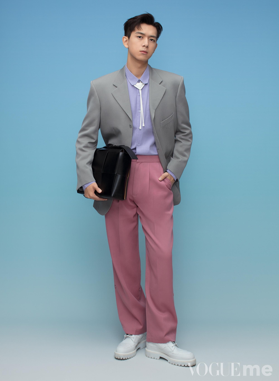 李现携手春夏登杂志封面 两人动作默契统一表现力十足