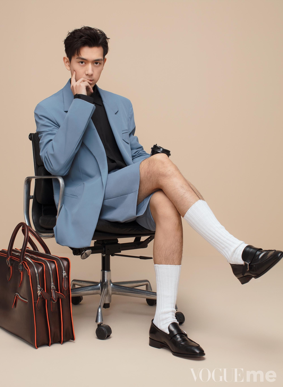 李现携手春夏登杂志封面 两人动作默契统一表现力十足