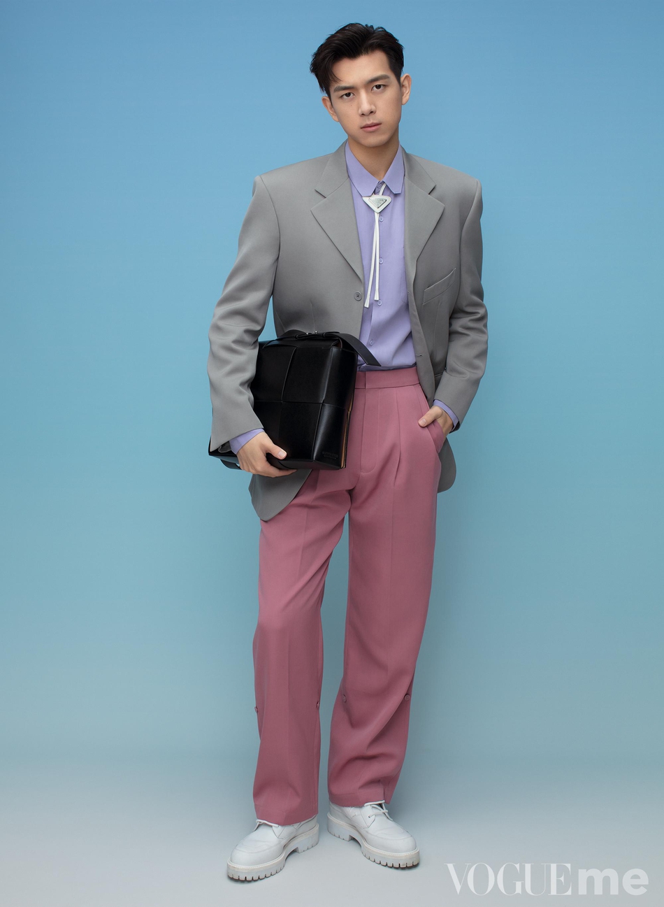 李现携手春夏登杂志封面 两人动作默契统一表现力十足