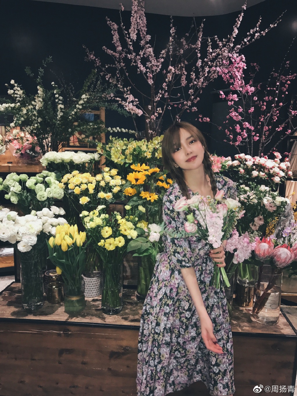 周扬青晒甜美春日写真 对镜微笑少女感十足