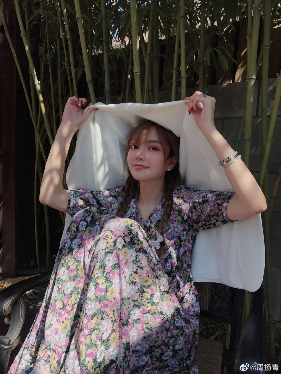 周扬青晒甜美春日写真 对镜微笑少女感十足