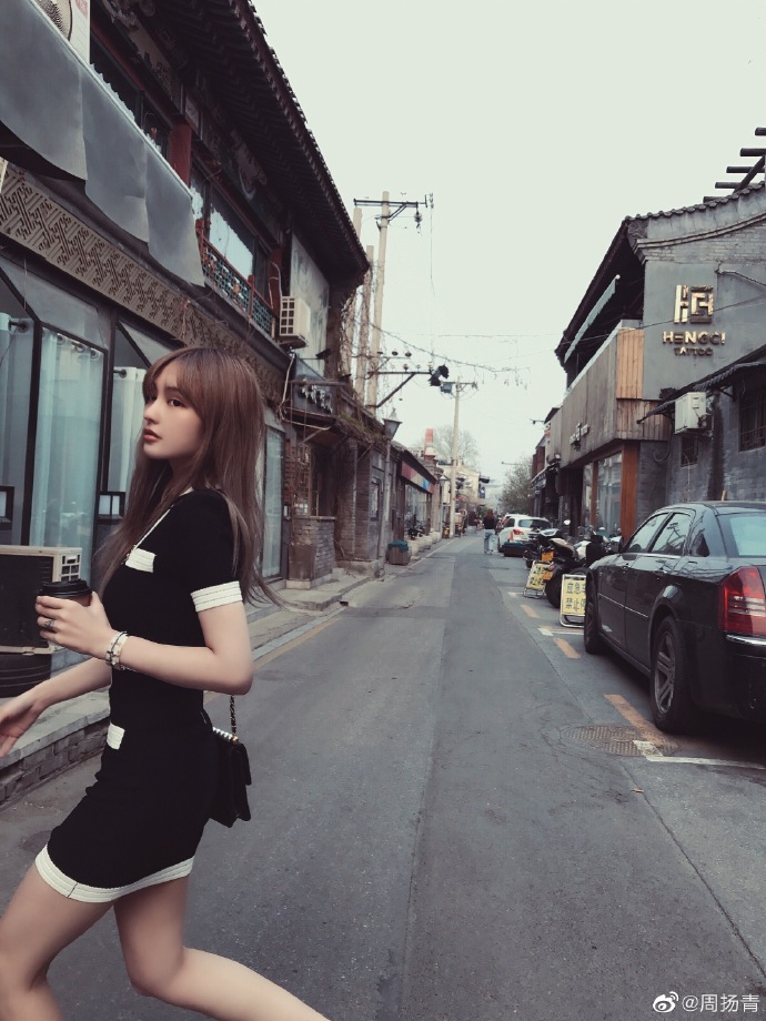 周扬青晒甜美春日写真 对镜微笑少女感十足