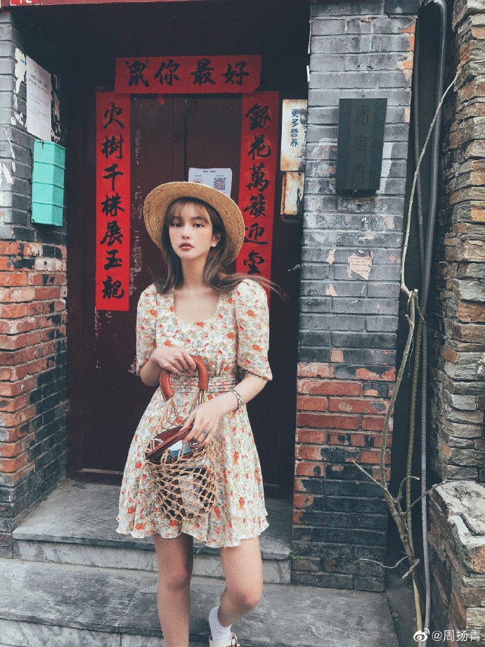 周扬青晒甜美春日写真 对镜微笑少女感十足