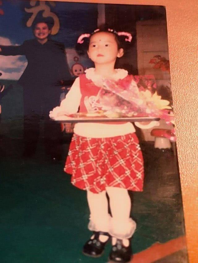 秦牛正威旧照曝光 曾因校花级美貌获百万点赞