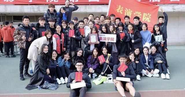 秦牛正威旧照曝光 曾因校花级美貌获百万点赞