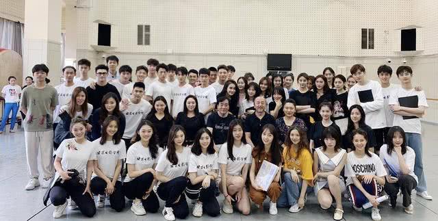 秦牛正威旧照曝光 曾因校花级美貌获百万点赞