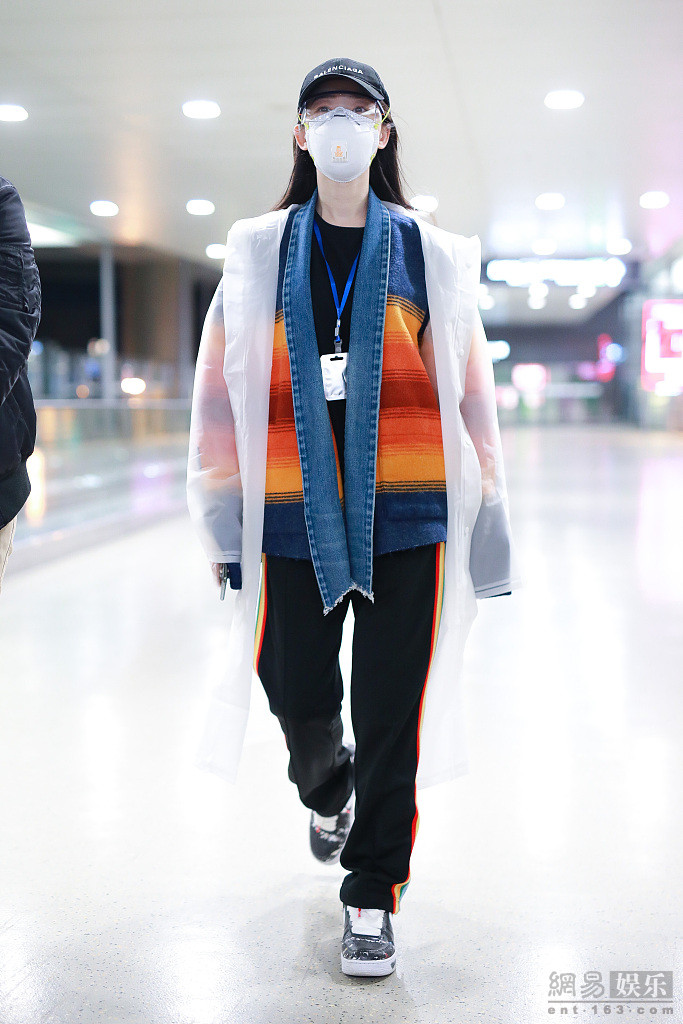 蒋梦婕穿“彩虹”牛仔衣现身机场 获众多粉丝围观耐心签名