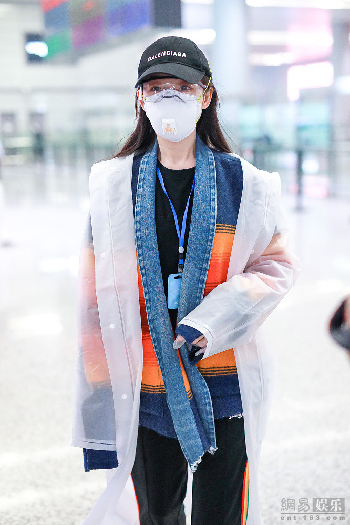 蒋梦婕穿“彩虹”牛仔衣现身机场 获众多粉丝围观耐心签名