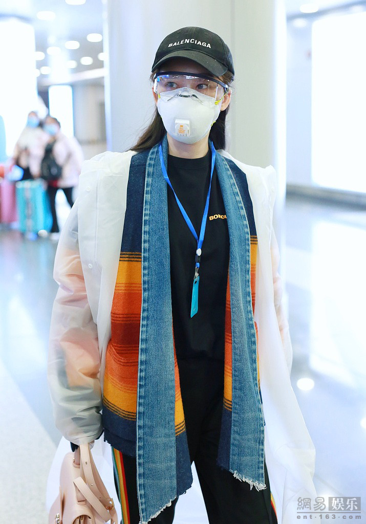 蒋梦婕穿“彩虹”牛仔衣现身机场 获众多粉丝围观耐心签名