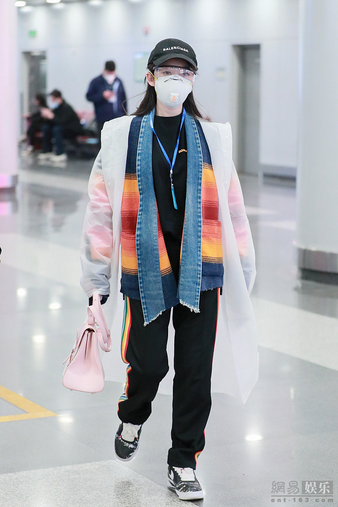 蒋梦婕穿“彩虹”牛仔衣现身机场 获众多粉丝围观耐心签名