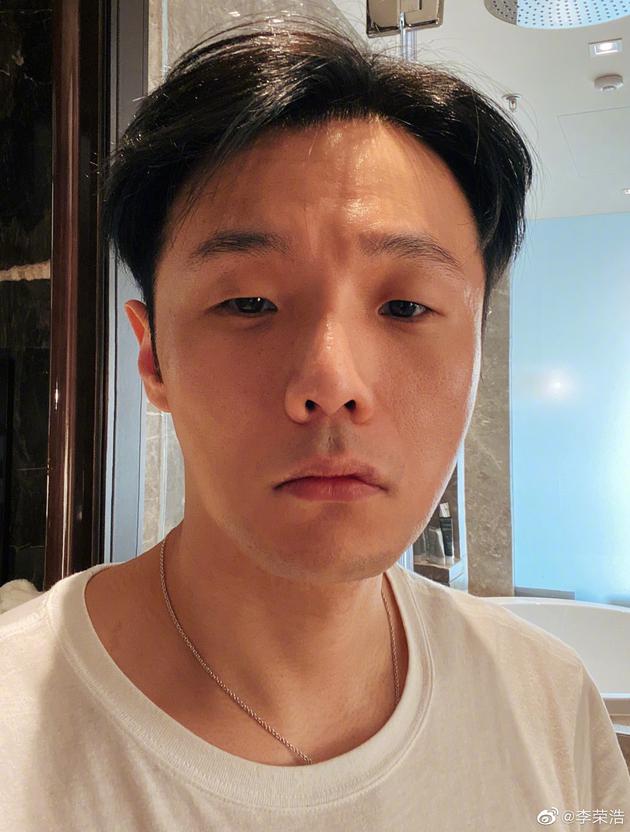 李荣浩半夜发文直呼饿疯了 引网友晒美食画风搞笑