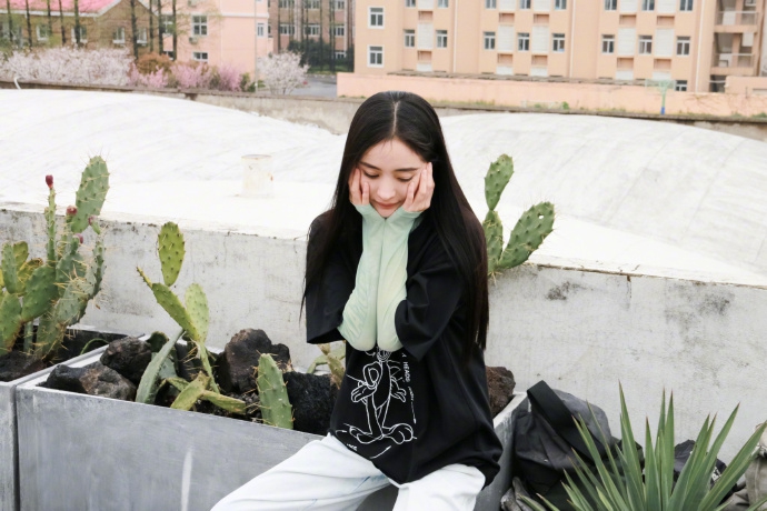 杨幂穿薄荷绿长袖搭短T清新可人 捧脸比耶状态似少女