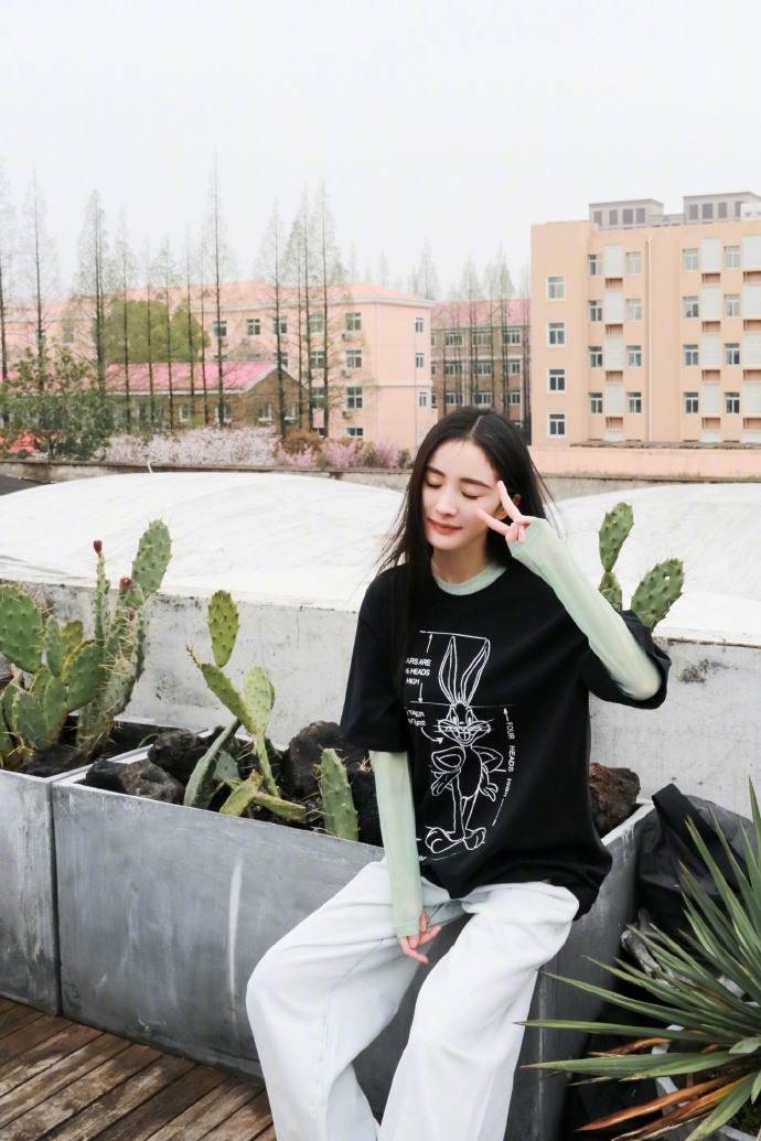 杨幂穿薄荷绿长袖搭短T清新可人 捧脸比耶状态似少女