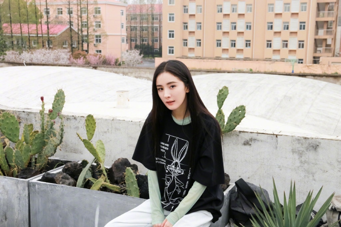 杨幂穿薄荷绿长袖搭短T清新可人 捧脸比耶状态似少女