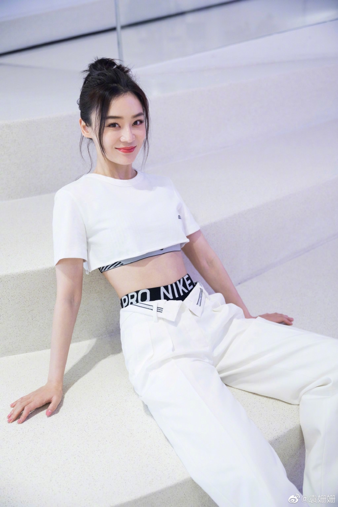 袁姗姗晒近照元气满满 穿短上衣搭运动背心腹肌凸显