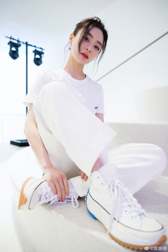 袁姗姗晒近照元气满满 穿短上衣搭运动背心腹肌凸显