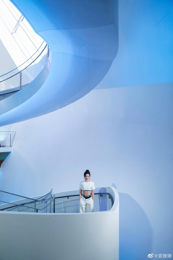 袁姗姗晒近照元气满满 穿短上衣搭运动背心腹肌凸显