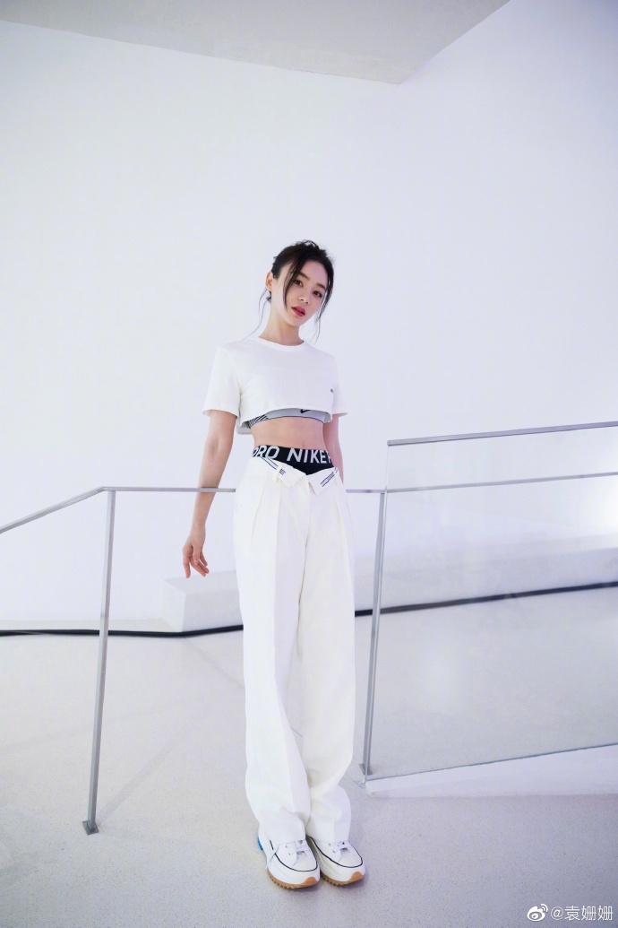 袁姗姗晒近照元气满满 穿短上衣搭运动背心腹肌凸显