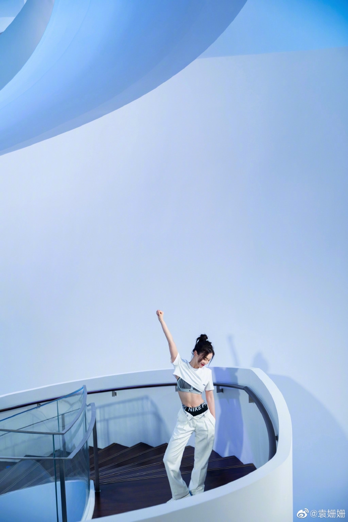 袁姗姗晒近照元气满满 穿短上衣搭运动背心腹肌凸显