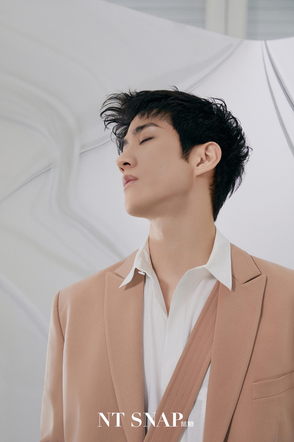 李治廷穿无规则外衣奇趣怪诞 色彩碰撞显绅士魅力