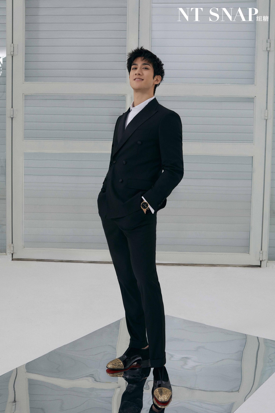 李治廷穿无规则外衣奇趣怪诞 色彩碰撞显绅士魅力