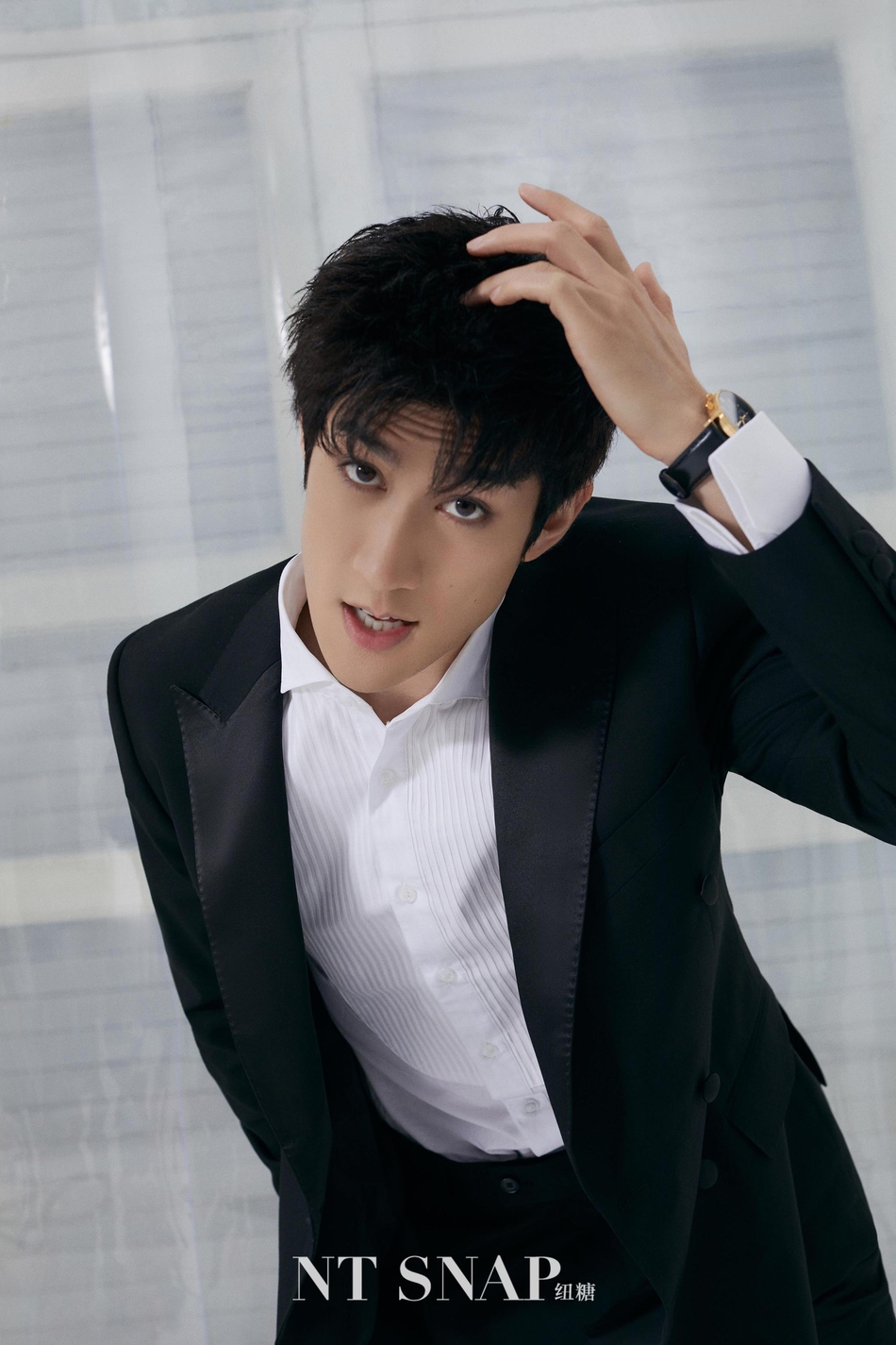 李治廷穿无规则外衣奇趣怪诞 色彩碰撞显绅士魅力