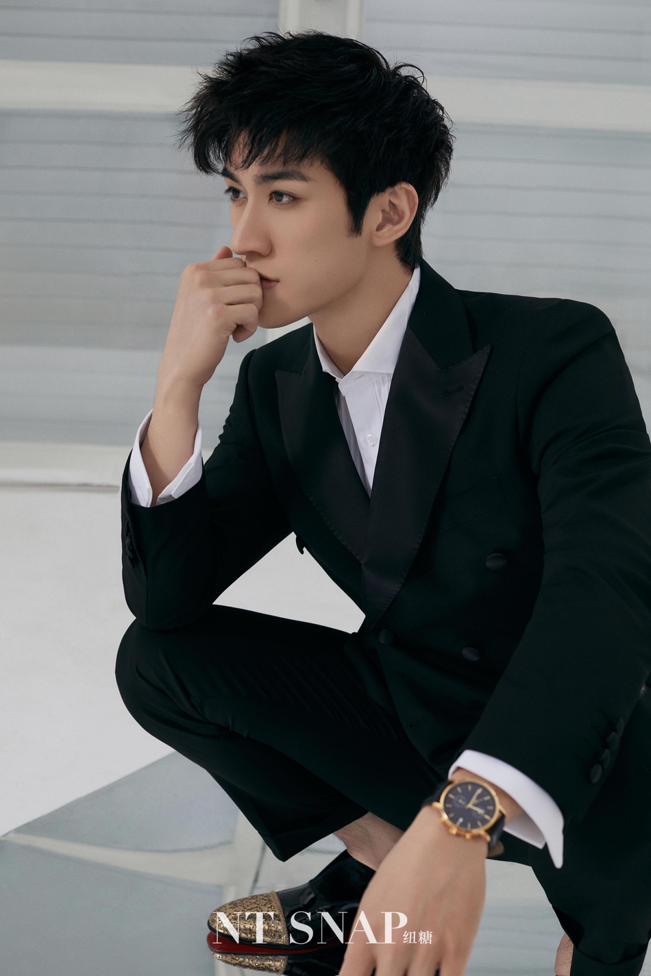 李治廷穿无规则外衣奇趣怪诞 色彩碰撞显绅士魅力