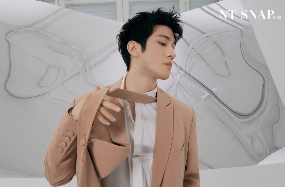 李治廷穿无规则外衣奇趣怪诞 色彩碰撞显绅士魅力