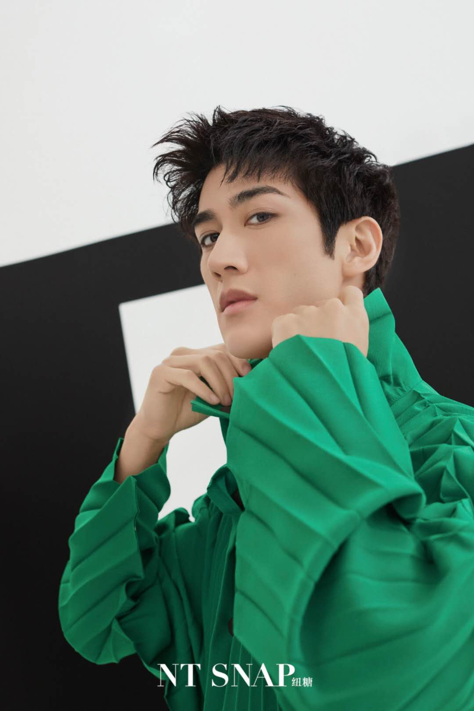 李治廷穿无规则外衣奇趣怪诞 色彩碰撞显绅士魅力