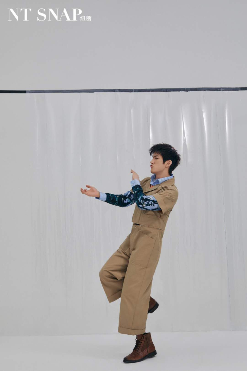 李治廷穿无规则外衣奇趣怪诞 色彩碰撞显绅士魅力