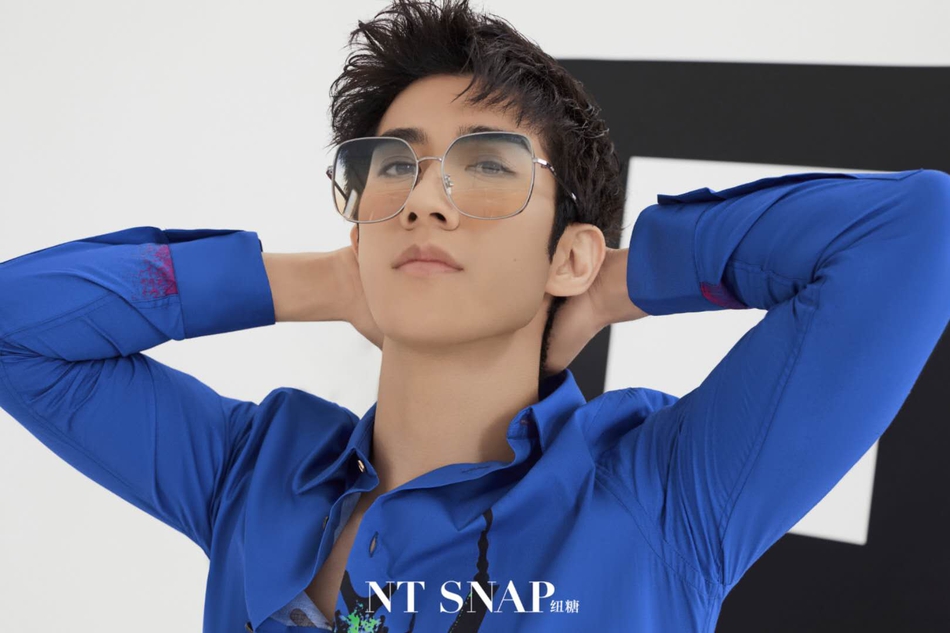 李治廷穿无规则外衣奇趣怪诞 色彩碰撞显绅士魅力